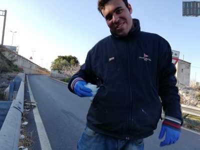 ...e infine apre la tasca della sua giacca per prendere una busta. �Ne porto sempre sette di plastica e una di carta � ci spiega � ma solitamente ne riempio tre o quattro, altrimenti non riuscirei pi� a pedalare�